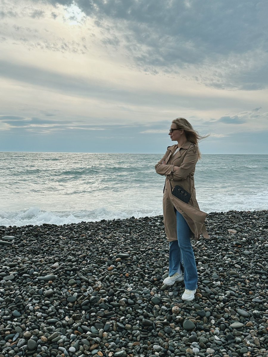 Hello fam! ✨
I haven't been here for several months. I had a creative crisis. Just a couple of days ago I started drawing again. Let's see what happens.
Have a nice day everyone 🩵🌊