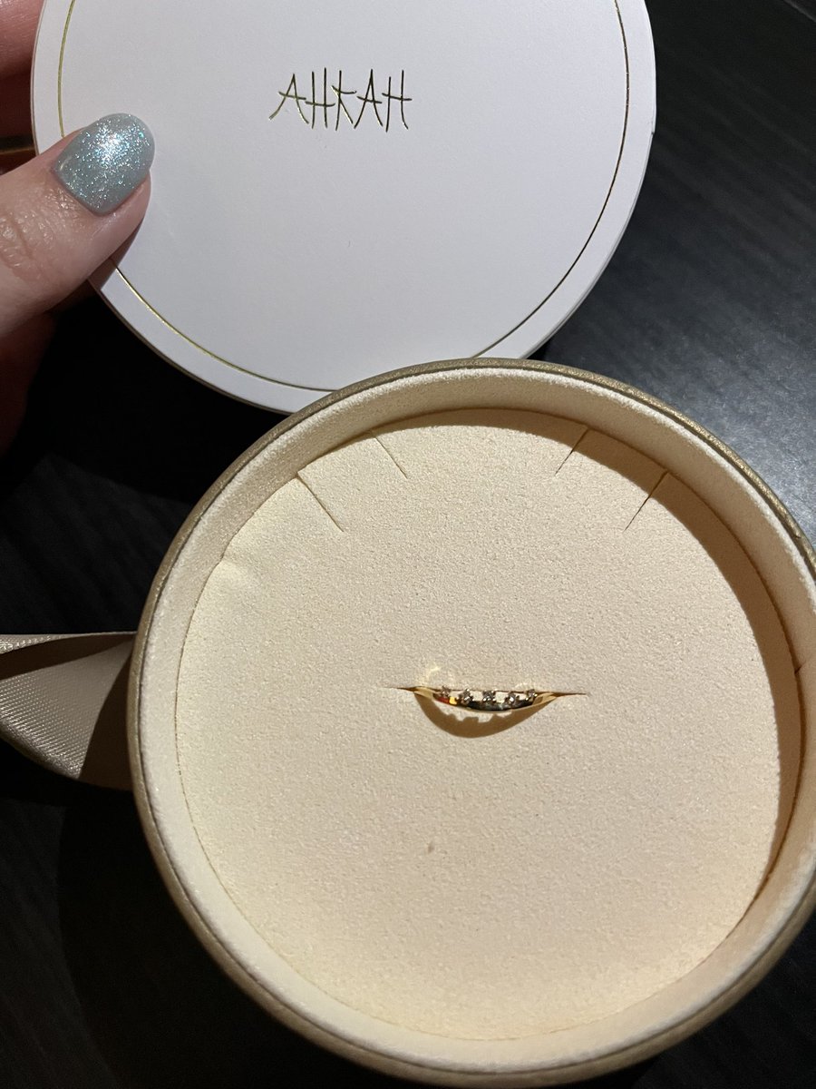 12月1日（金）出勤します〜🌸
馴染みのお客様が来てくださるので楽しみ🍻

写真は去年の誕生日にいただいたネックレスと今年の誕生日にいただいた指輪✨とってもお気に入りなのでいつもつけてます🥰

#目黒 #花魁 #ガールズバー #スナック #コンカフェ