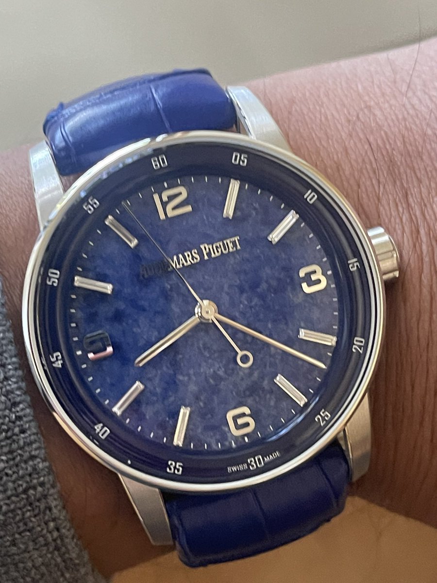 tsubuyakitaro39's tweet image. 今日の相棒はソーダライト⌚️

ソーダライトの文字盤とバケットダイヤ💎の相性が抜群です😌

#オーデマピゲ
#CODE1159