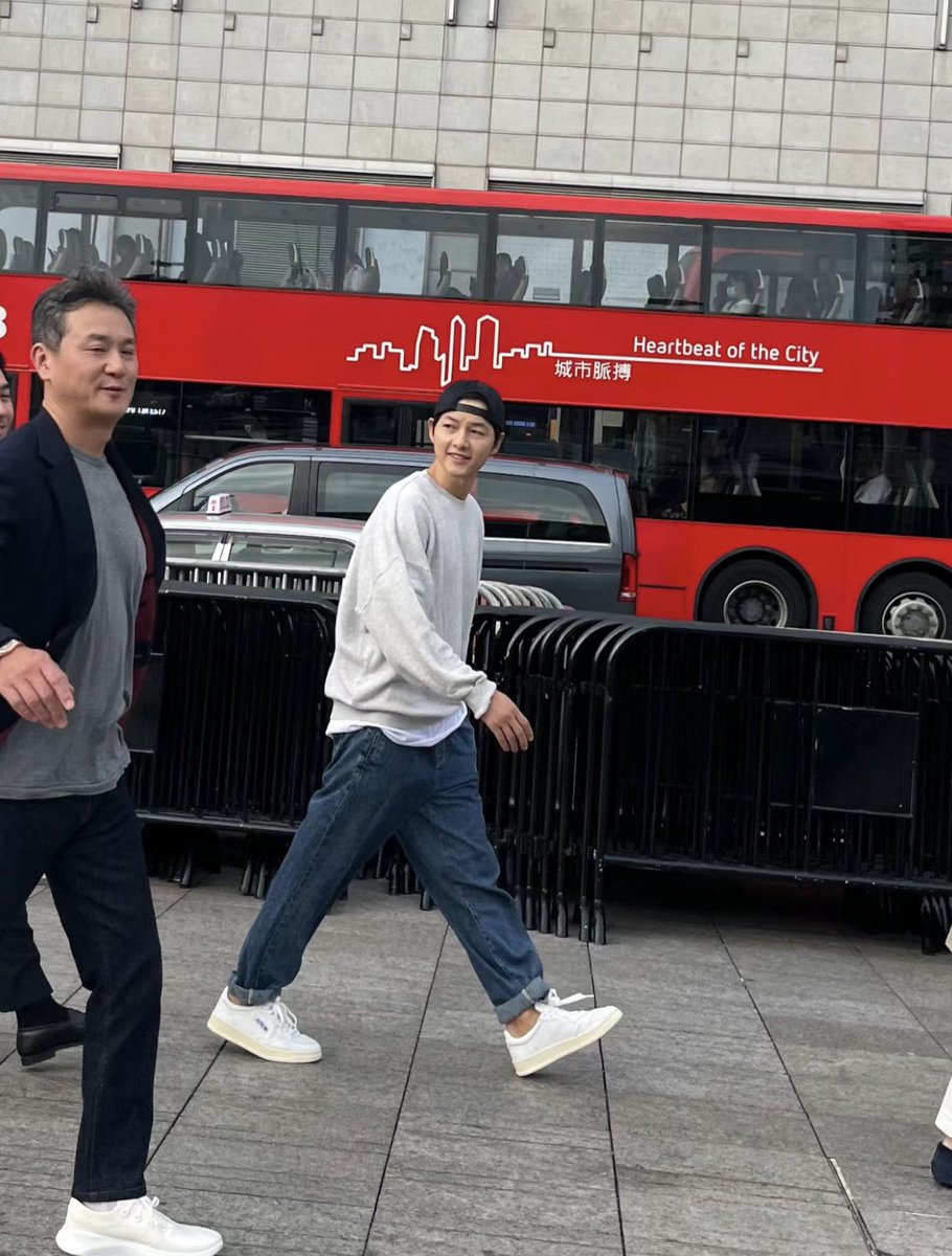 ArabJoongki's tweet image. صادفت احدهم جونقكي وهو ذاهب للعرض وكتبت :

أنا محظوظه جدًا! لقد قابلت جونغكي!!! سونغ جونغكي!!!! لم أتعرف عليه في البداية، ولكن فجأة مر رجل ونظر إلي.أنا ضحكت للحظة وقلت لنفسي، لماذا يبدو هذا مثل سونق جونقكي يتبع ….

#SongJoongKi #LVMenFall24