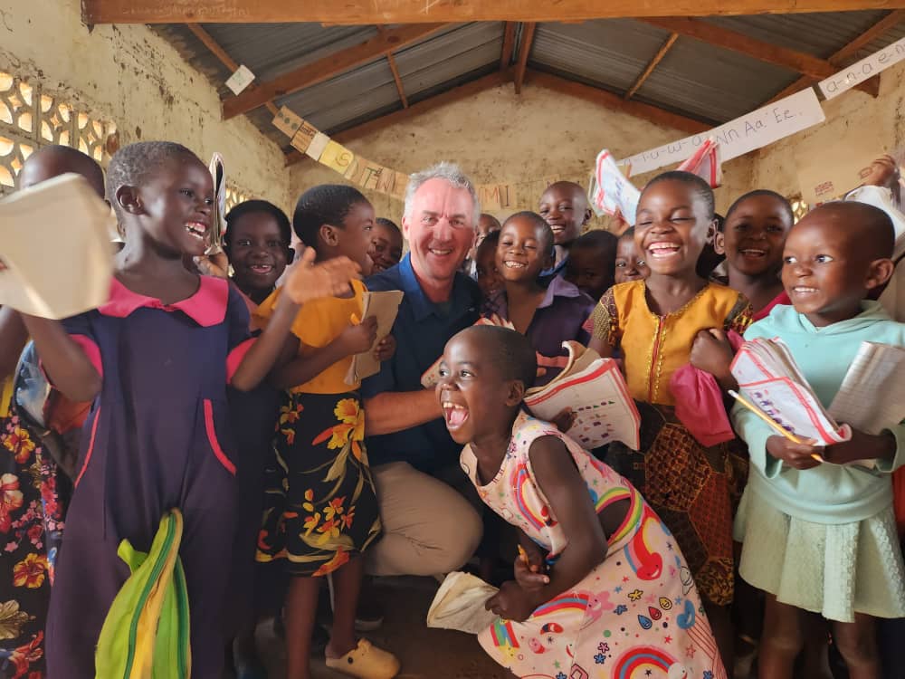 UNICEFMalawi's tweet image. Today, @UNICEF Global Director of Education and Adolescent Development @RobertG_Jenkins visited Chimwansongwe Primary School in Lilongwe to appreciate #Malawi’s efforts in improving #FoundationalLearning for children.
#EndLearningPoverty #GlobalCoalitionInMalawi #SDG4