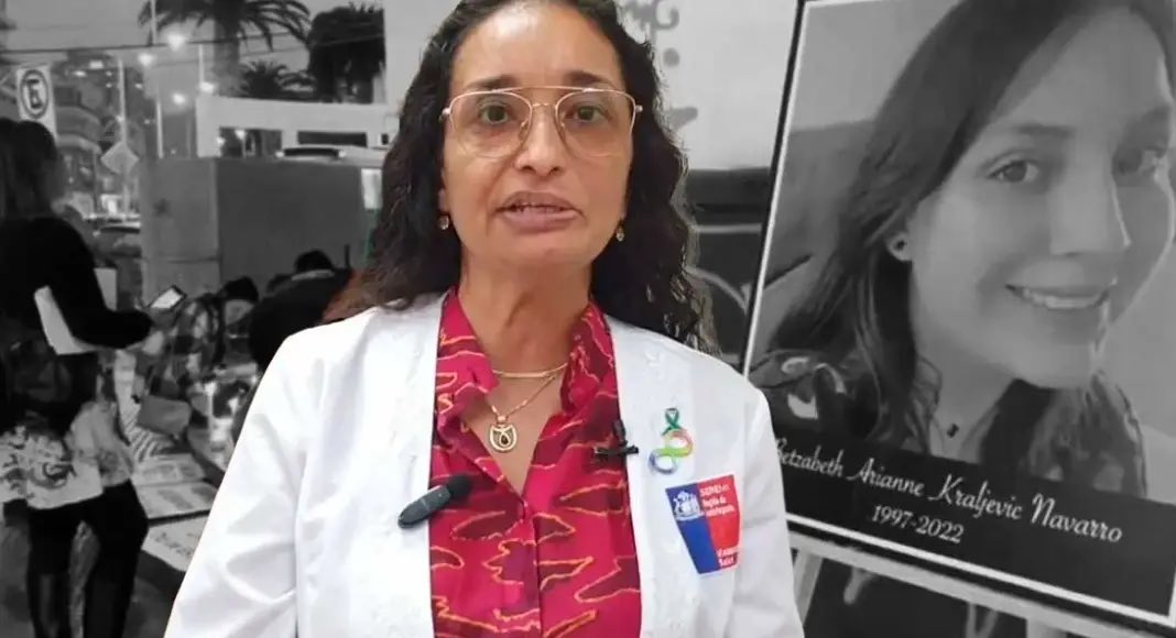 TLAntofagasta's tweet photo. #Portada | Seremi de Salud de #Antofagasta lleva un año haciendo el sumario: Familia de enfermera fallecida en aduana sanitaria pide a fiscalía formalizar la investigación

Betzabeth Kraljevic Navarro (25) trabajó para en pasos fronterizos para la Seremi de Salud. Sus padres denuncian que a más de un año del inicio del sumario que determinará responsabilidades administrativas, el procedimiento sigue sin resultados y por ello ahora solo confían en que el Ministerio Público investigue formalmente el caso. 

La joven prestó servicios en Hito Cajón (4.549 MSNM) y en su primer turno sintió molestias e incluso se desmayó. Luego registró dolor costal, taquicardia, dificultad para respirar y tos con sangre debido a una trombosis bilateral pulmonar, falleciendo en julio del 2022. Por su parte, Salud manifestó que el sumario se encuentra en la etapa final.

https://t.co/cQYQsBgFnf