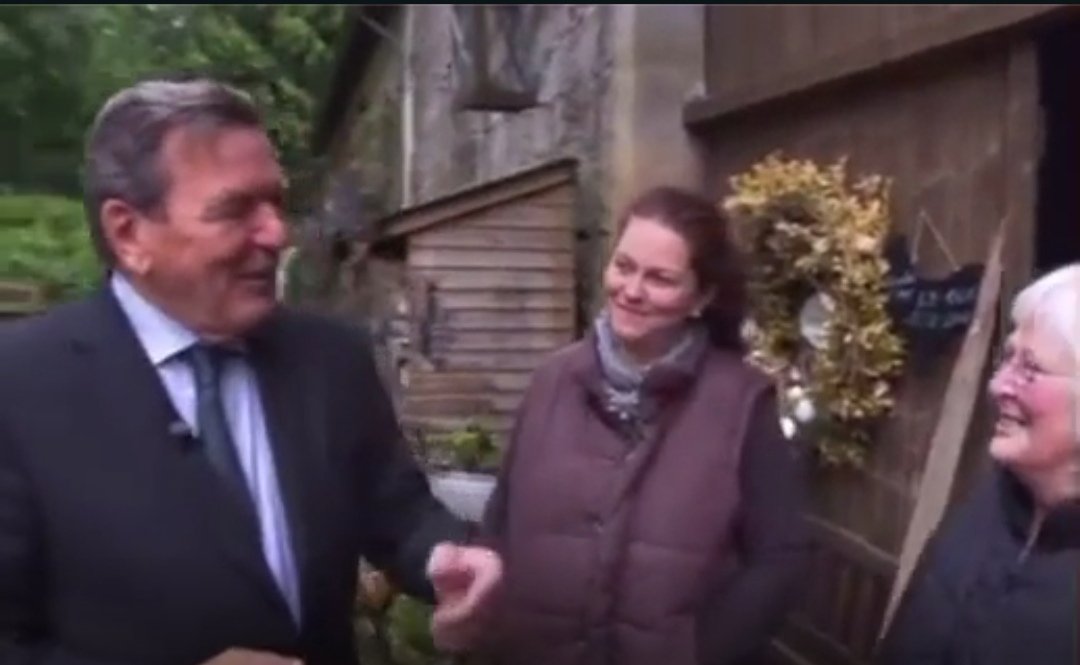 -henry kissinger gibts den noch?

ne der ist schon tot :)

-ahja mensch 

ja :)

-und berlusconi auch ne

berlusconi ist auch tod :)

-naja