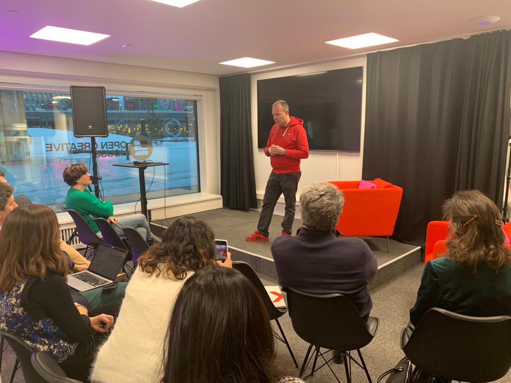 ICEX_'s tweet photo. 📄 La agenda comenzó ayer con una charla sobre cómo se fomenta el espíritu emprendedor en el país a cargo del gurú @pvesterbacka y visitas a #OpenCreativeHouse, @Fortum, @KuoriOy y @SitraFund. https://t.co/eqsDoePcim