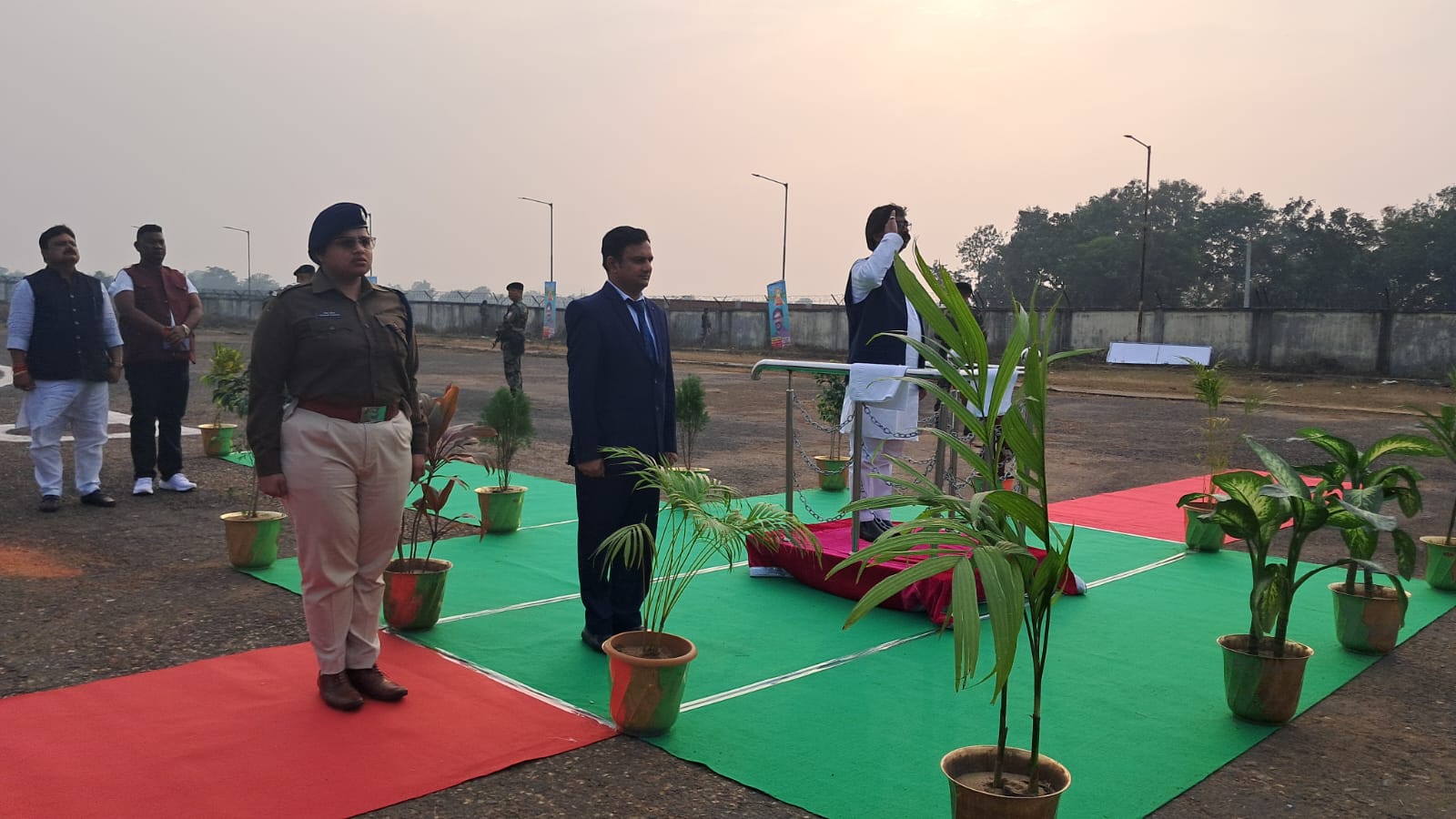 गढ़वा में प्रोग्राम खत्म कर मेदिनीनगर पहुंचे CM हेमंत सोरेन, इन मंत्रियों ने हवाई अड्डे पर… - CM Hemant Soren reached Medininagar after finishing the program in Garhwa, these ministers met him at the airport…