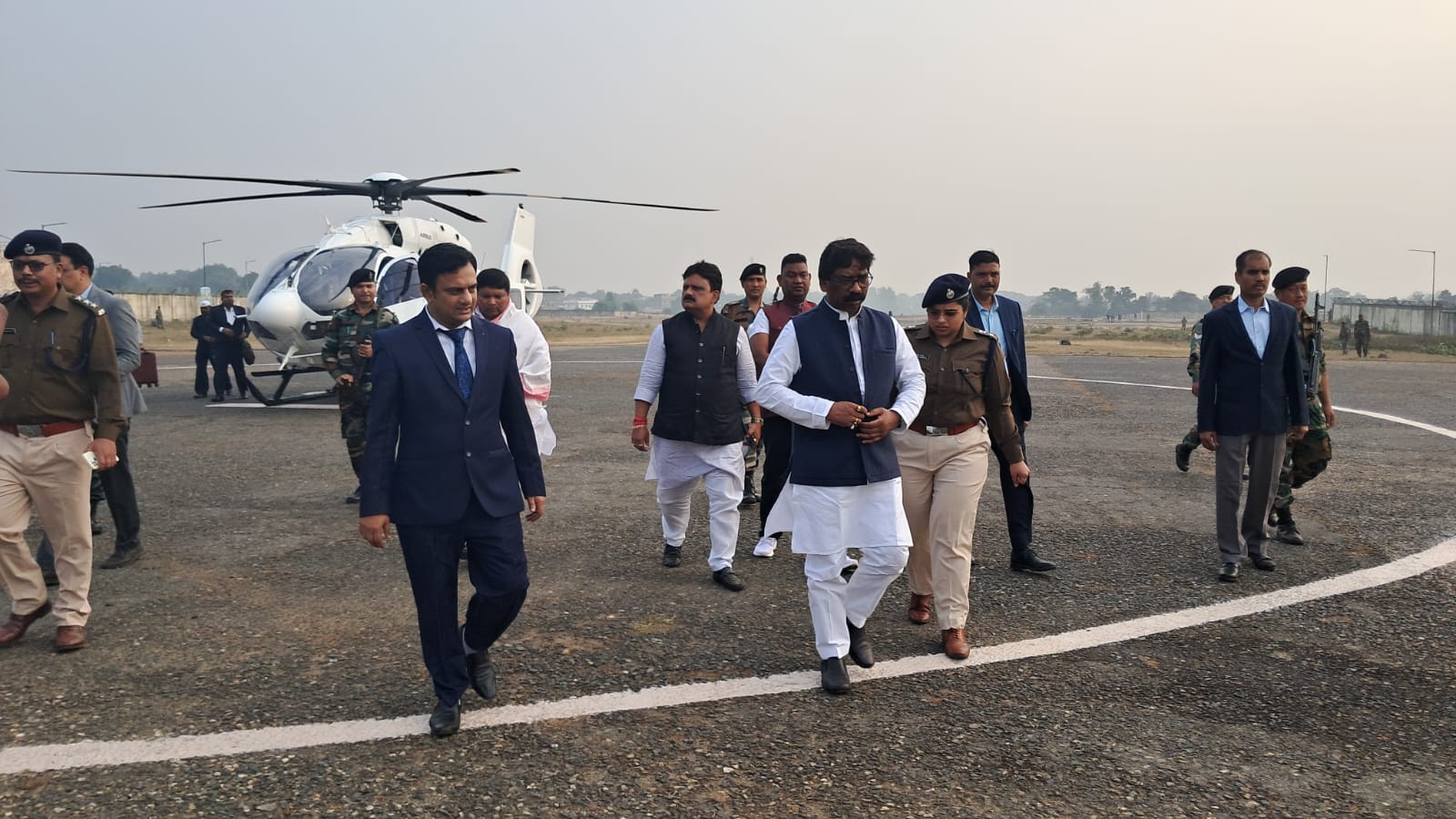 गढ़वा में प्रोग्राम खत्म कर मेदिनीनगर पहुंचे CM हेमंत सोरेन, इन मंत्रियों ने हवाई अड्डे पर… - CM Hemant Soren reached Medininagar after finishing the program in Garhwa, these ministers met him at the airport…