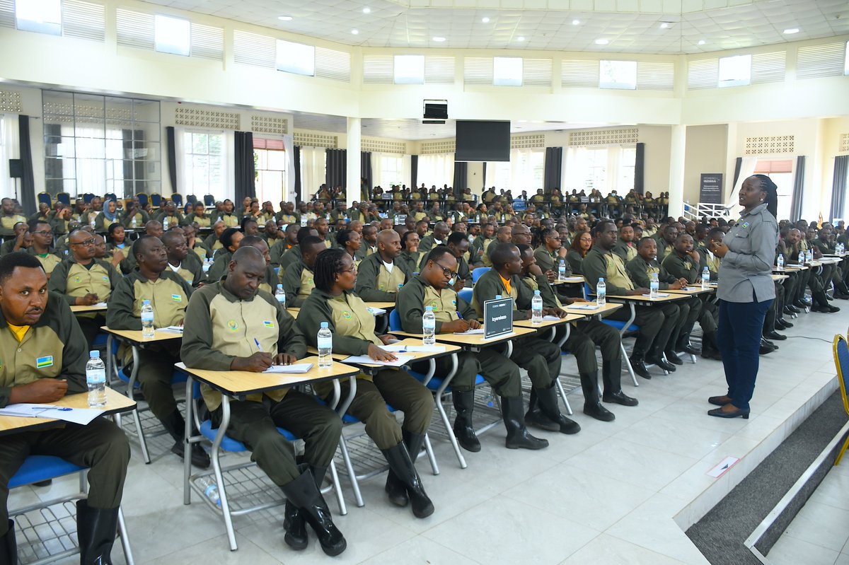 RwandaLocalGov's tweet photo. #ItoreroIsonga ry'abanyamabanga nshingwabikorwa b'Imirenge ryanitabiriwe n'ab'Uturere n'Intara rigeze ku munsi wa 5.

Mu gitondo, umuyobozi nshingwabikorwa ushinzwe Ubumwe n'Ubudaheranwa (MINUBUMWE) @JUwacu yabaganirije kuri "#NdiUmunyarwanda: Igitekerezo ngenga cyo kubaho kwacu” https://t.co/oEFVeD7FLn
