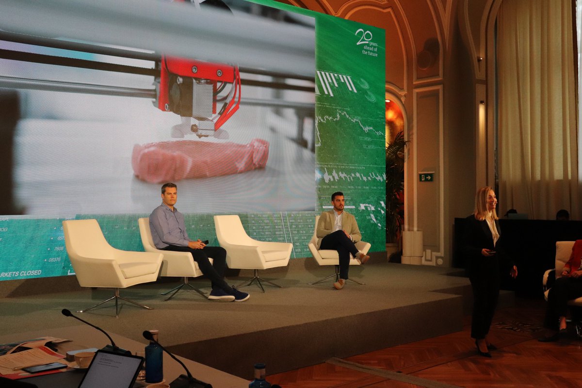 FundacionBKT's tweet image. Exploring the change in consumer habits at #TechToTable! 🌐🍽️

🌱 Megatrends Influencing Consumer Diets
@BeatrizJacoste , Director of KM ZERO Food Innovation Hub, unveils the megatrends shaping consumer diets.