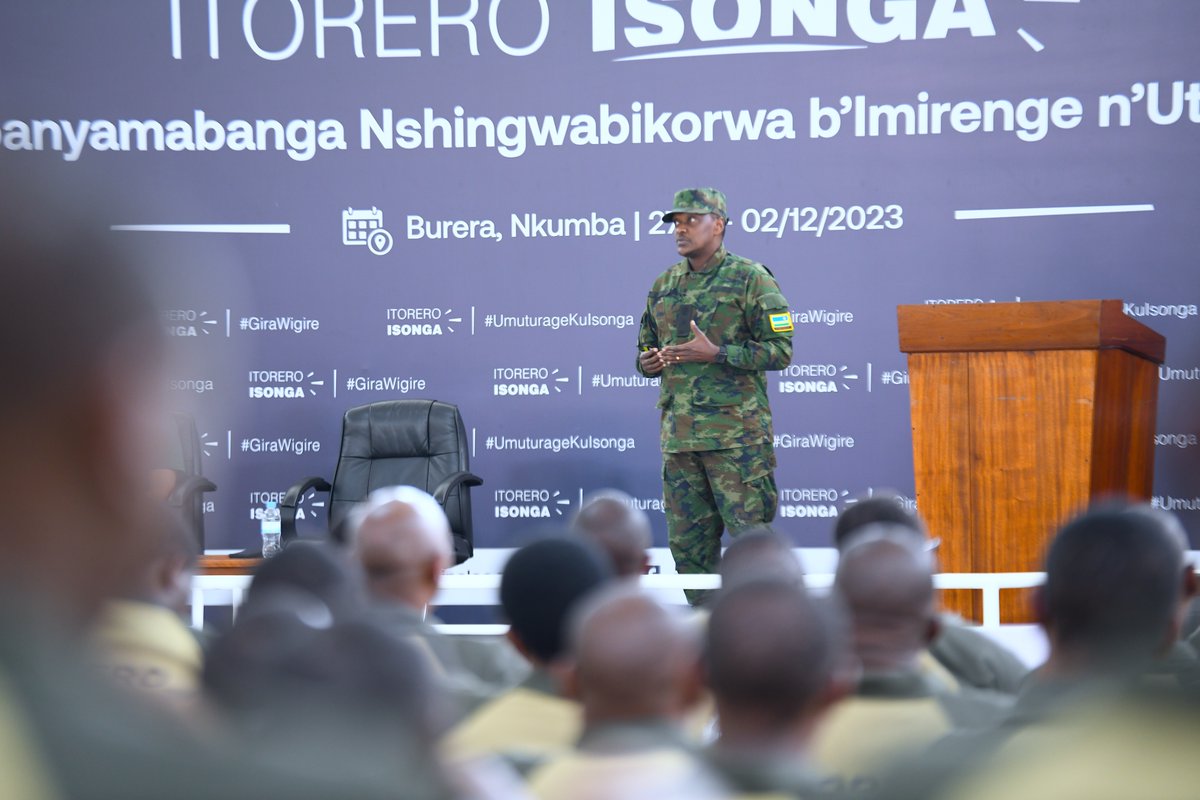 RwandaLocalGov's tweet photo. Umuvugizi w'Ingabo z'u Rwanda Brig. Gen. Ronald Rwivanga amaze guha ikiganiro intore ziri mu #ItoreroIsonga i Nkumba ku kuvugira mu ruhame; gutanga amakuru; n'imikoranire n'itangazamakuru. https://t.co/DTkpdPFP1D