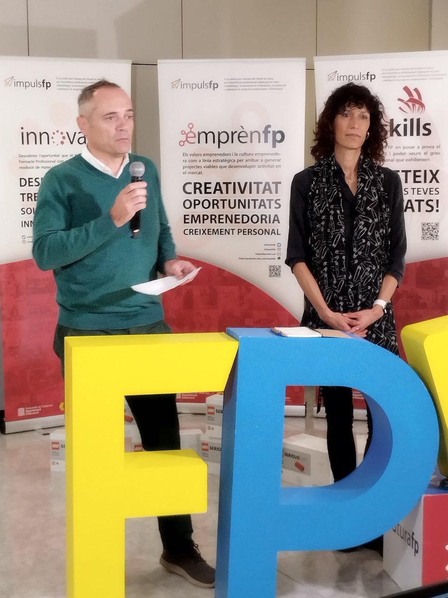 marbellver76's tweet photo. #makerfest #Orgullfp @educaciocat @futura_fp @fpcatalunya 

Agrair al Magi de Leitat @leitat @iam3dhub 
A L'Esteve Juanola Subdirector de Programes i Projectes i a Miriam Milán Subdirectora Ordenació Curricular https://t.co/7HRP42AkvL