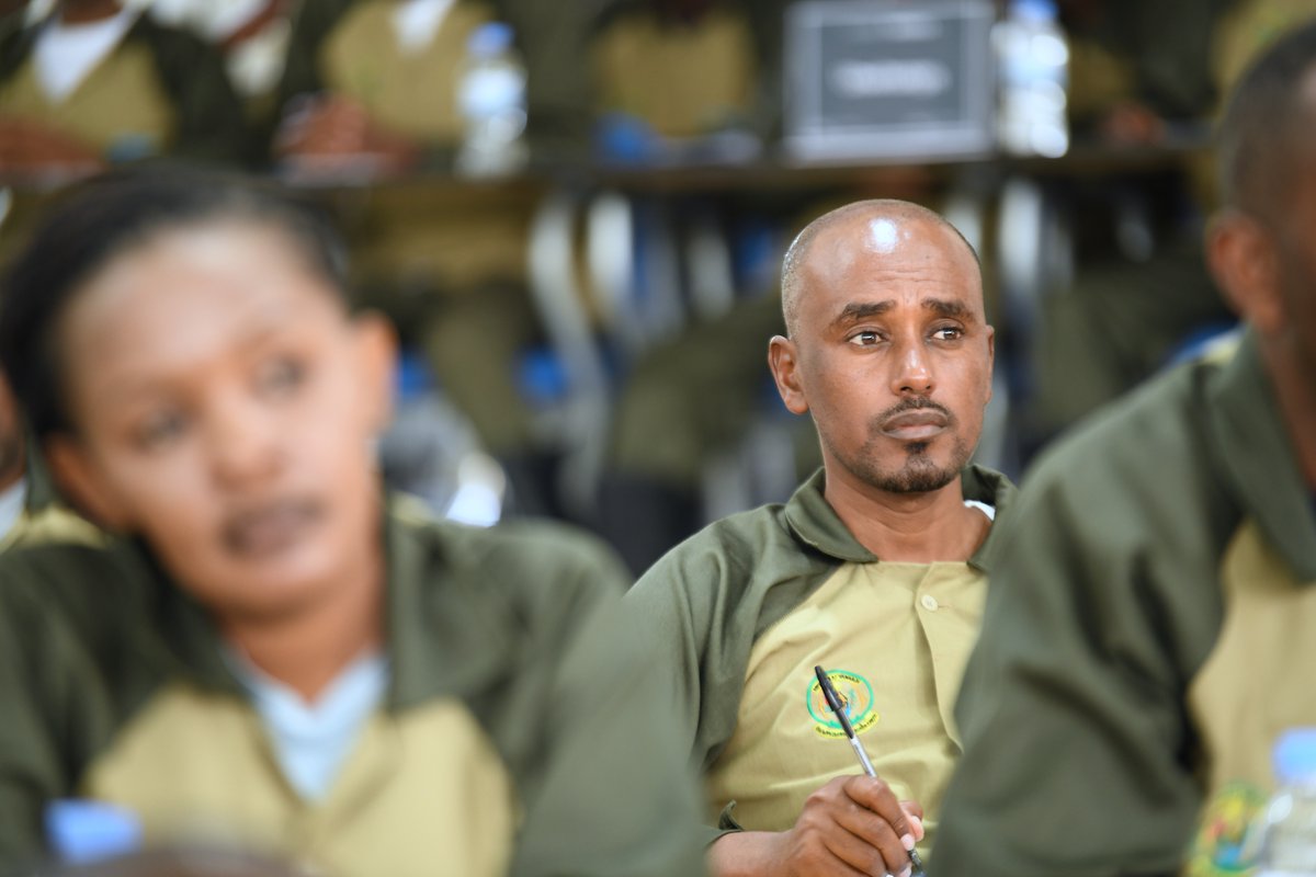 RwandaLocalGov's tweet photo. Umuvugizi w'Ingabo z'u Rwanda Brig. Gen. Ronald Rwivanga amaze guha ikiganiro intore ziri mu #ItoreroIsonga i Nkumba ku kuvugira mu ruhame; gutanga amakuru; n'imikoranire n'itangazamakuru. https://t.co/DTkpdPFP1D