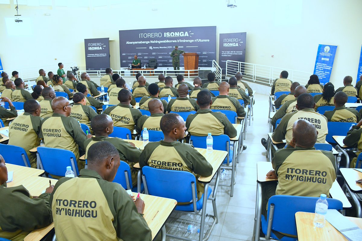 RwandaLocalGov's tweet photo. Umuvugizi w'Ingabo z'u Rwanda Brig. Gen. Ronald Rwivanga amaze guha ikiganiro intore ziri mu #ItoreroIsonga i Nkumba ku kuvugira mu ruhame; gutanga amakuru; n'imikoranire n'itangazamakuru. https://t.co/DTkpdPFP1D