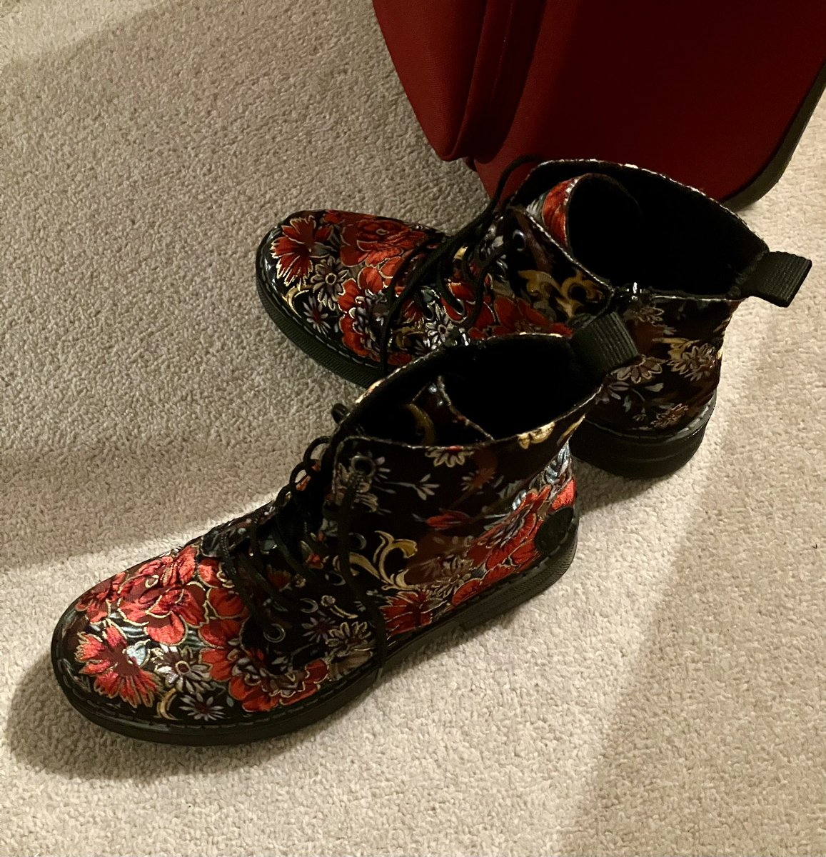 clarebest1's tweet image. the launch boots are taking me and my warmest coat southwards - tonight at The Pipeline in Brighton we launch ‘Beyond the Gate’…. 📚🥳😍 @WorplePress @RidgwayMichaela