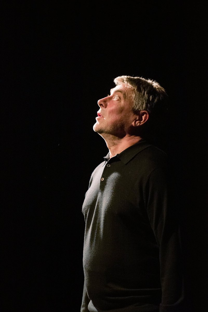 🤍 Un cos d'un jove apareix en un poble on aparentment mai passa res. La troballa d'aquest cadàver farà que un únic actor ens mostri els habitants i els secrets que s'hi amaguen.

#PereArquillué arriba a set veus el 3/12 al Teatre Municipal de Banyoles amb 'El cos més bonic que