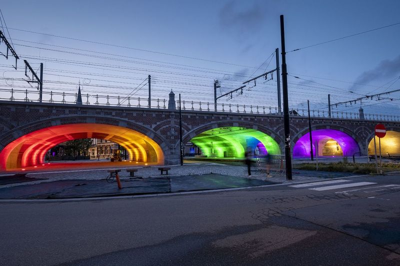 WosenLighting's tweet image. The arcades consist of five arches that allow pedestrians, vehicles and a tram line to conveniently cross under the Antwerp ring road at this point. The outer two arches are illuminated in warm white, the middle three in the colours of the rainbow.#LEDlightsolution #RGB #LEDlight
