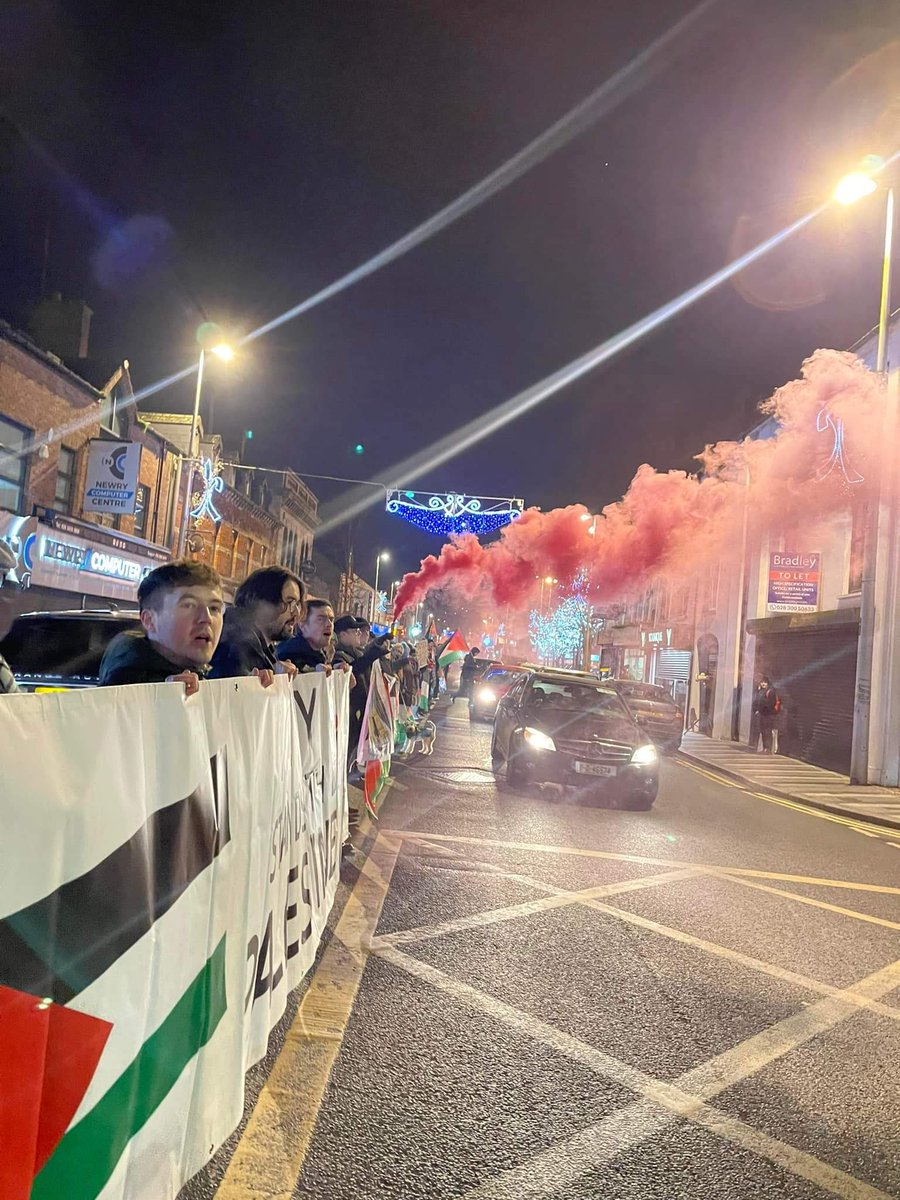 CathalKing_'s tweet photo. Newry showed their strength tonight standing in solidarity with the people of Palestine. 🇵🇸 ✊

The genocide must end now!  

FREE PALESTINE! https://t.co/KqSycdLfs2