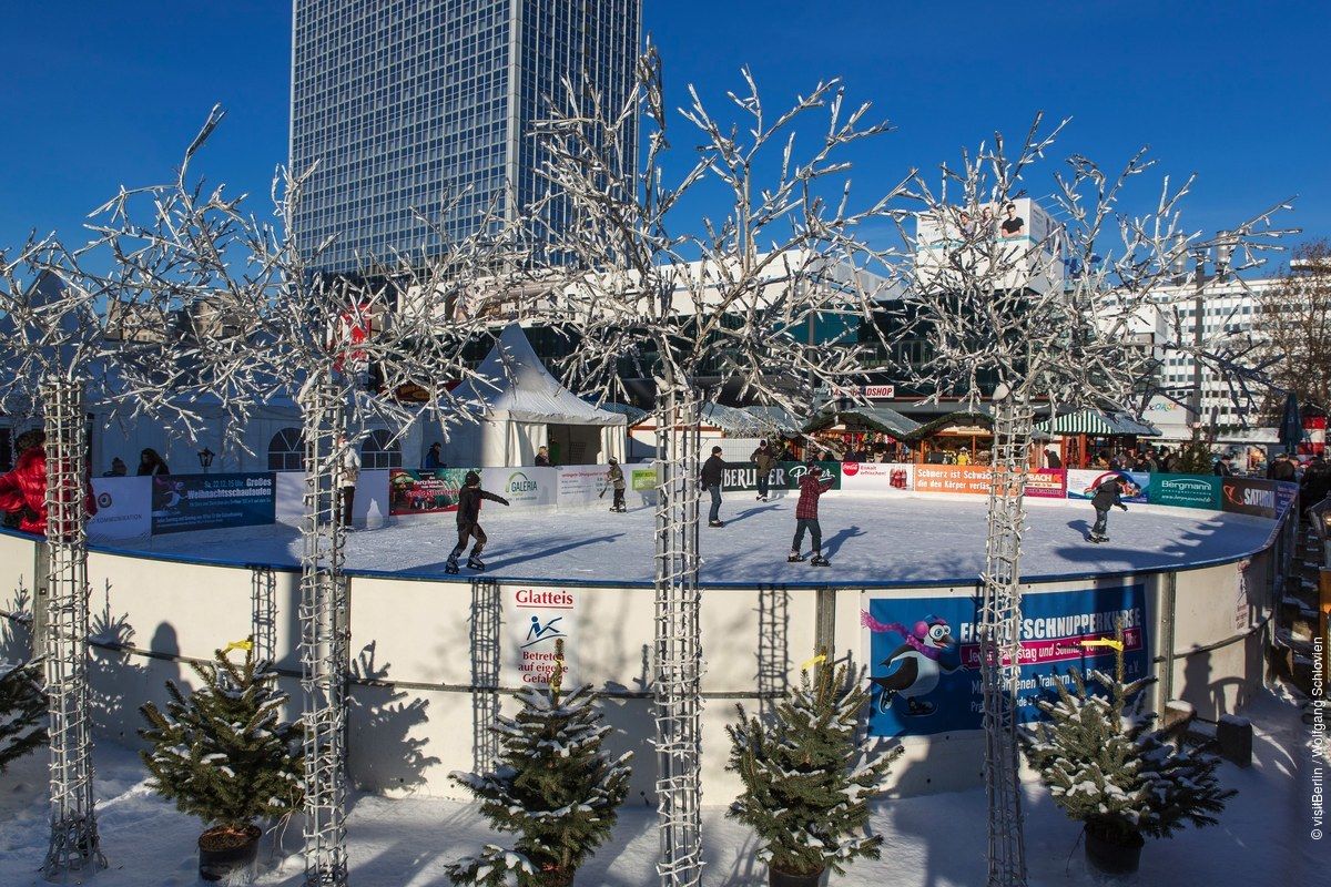 ¡La magia de la Navidad en Berlín! ⛸️⭐ Patinando sobre hielo en pleno corazón de la ciudad, en Alexanderplatz. El mercado navideño y la pista de hielo hacen que esta temporada sea aún más especial. ✨