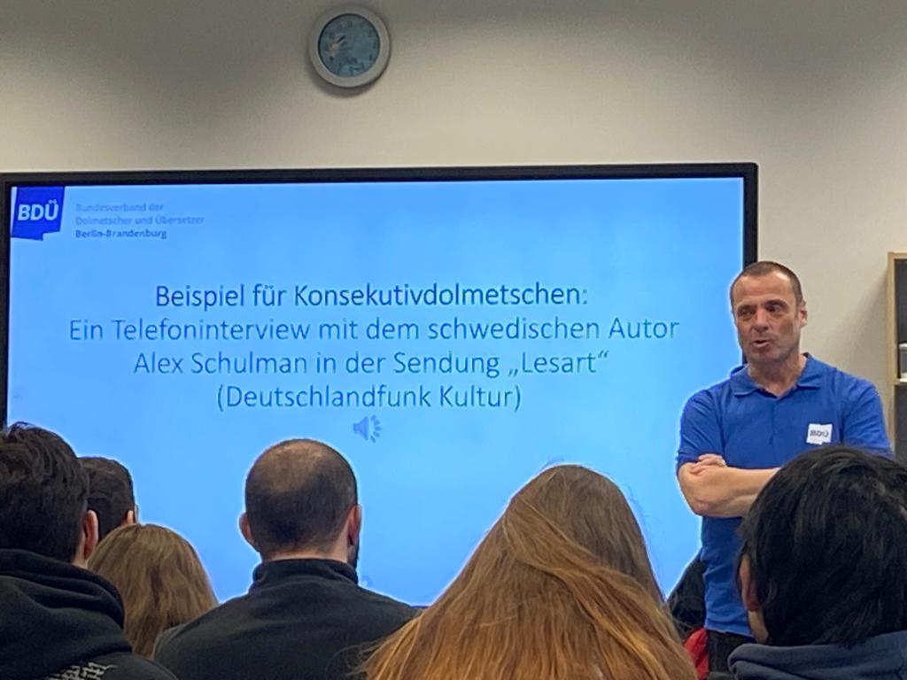 BDUe_BB's tweet photo. Auch in diesem Jahr war der LV BB eingeladen, vor der Euro Akademie das Berufsbild Dolmetscher und Übersetzer vorzustellen. Dr. Berthold Forssman, 2. Vorsitzender, sprach am 23.11. vor rund 30 interessierten Zuhörern über verschiedene Aspekte des Berufsalltags unserer Branche. https://t.co/vQ5Iai3PAP