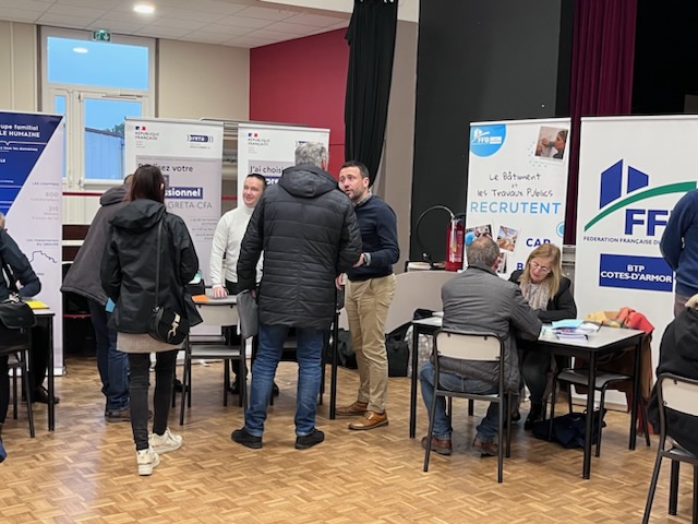 Sigrid_Houot's tweet photo. @Pole_Emploi_BZH #guingamp en delocalisé à #Begard pour être au plus des utilisateurs #entreprises et #candidats 
@SaunierNathali2
@RouxSolenne https://t.co/1yVnRXcPGD