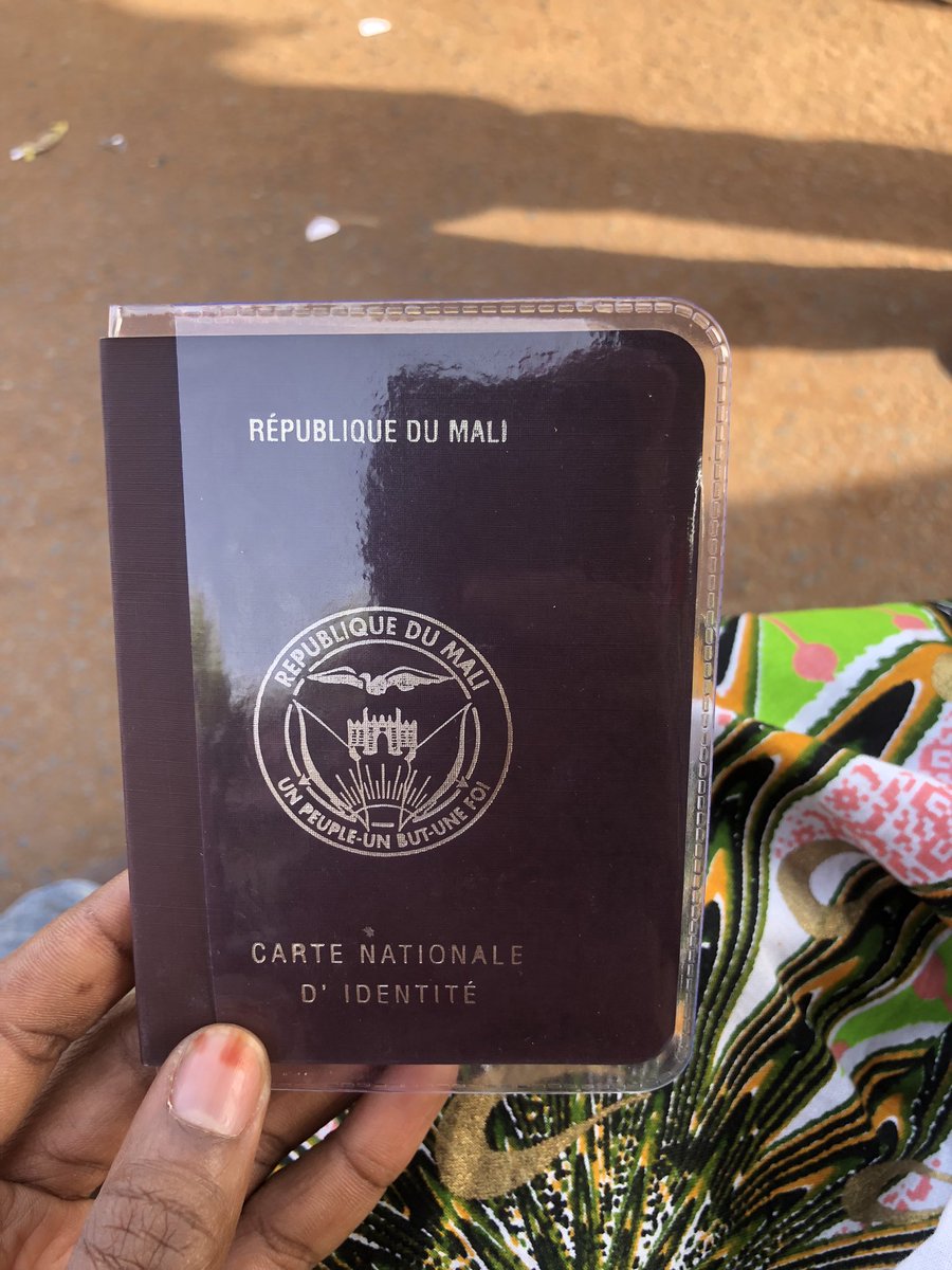 Fati_bint_Doula's tweet photo. Ça finira jamais ! 

Je croyais que la distribution de ces cartes d’identités n’est plus valable 🤷🏽‍♀️
Mais que fut ma surprise  ce matin quand j’ai croisé 2 jeunes hommes qui vendaient cette carte à 20.000 fcfa ( 1.000f avant) devant une marie de la commune 6  💁🏽‍♀️ https://t.co/XJ4nOCOUbQ