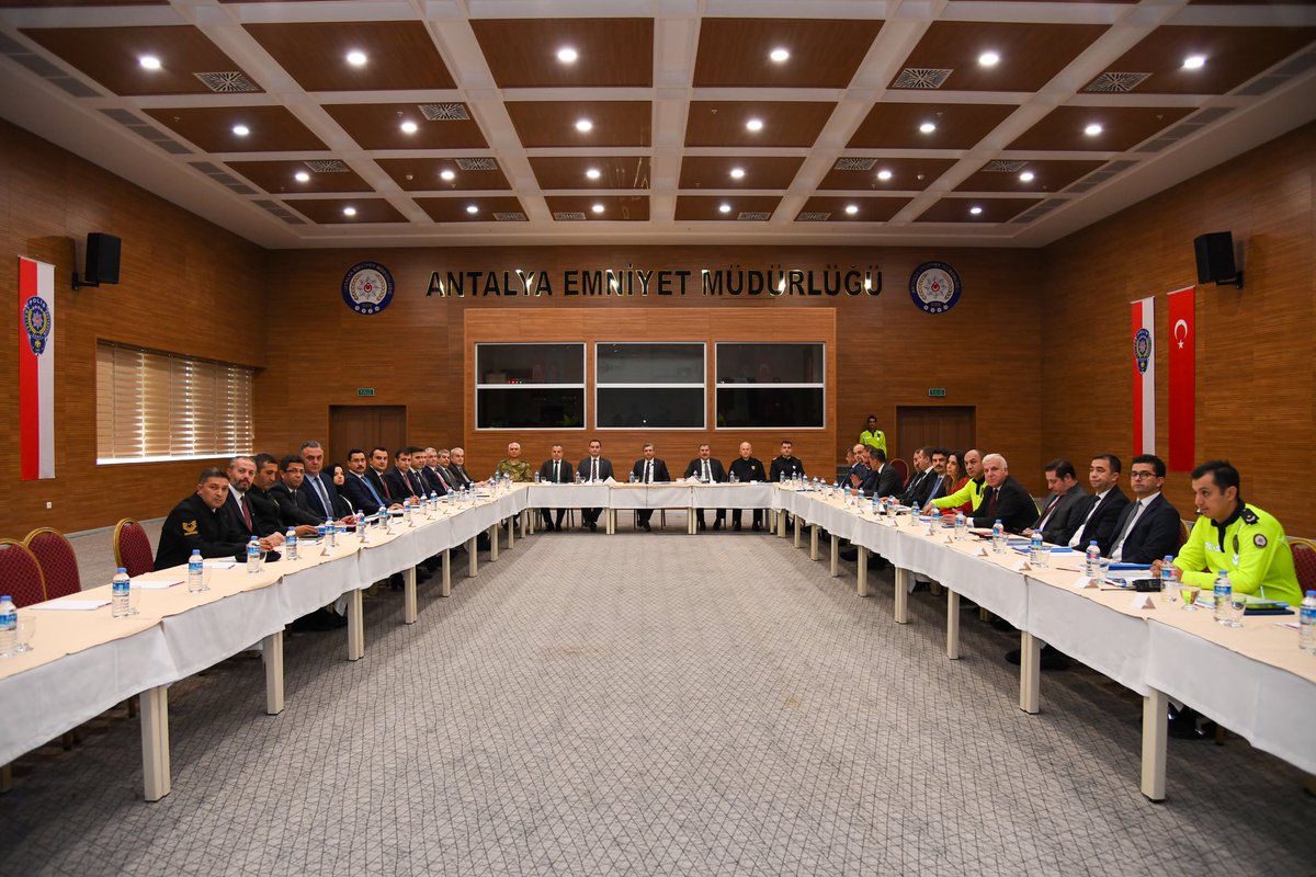 Valimiz Hulusi Şahin başkanlığında

Kaymakamlarımız ve ilgili kurum amirlerimizin katılımıyla

Türkiyenin Huzuru Projesi kapsamında

Düzensiz Göçle Mücadele Toplantısı ve

Asayiş Koordinasyon Toplantısı gerçekleştirildi.

#TürkiyeninHuzuru🇹🇷
#AntalyanınHuzuru🇹🇷