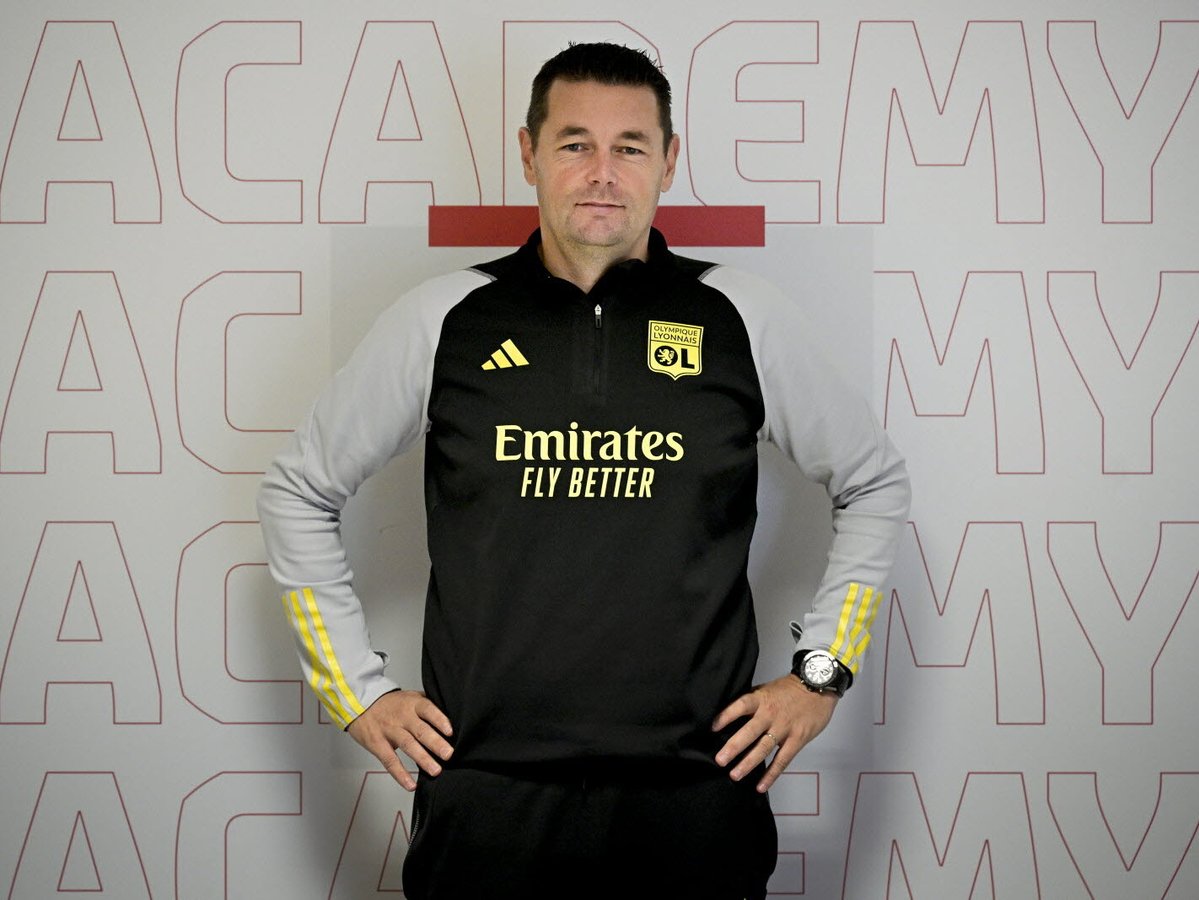 💡Cet été, Pierre Sage est revenu à l'OL pour prendre la tête du centre de formation.

Il assurera l'intérim (peut-être plus ?) sur le banc des Gones, contre Lens et vraisemblablement Marseille. 

Voici les 3 éléments qui caractérisent la vision d'un coach aux idées claires 👇