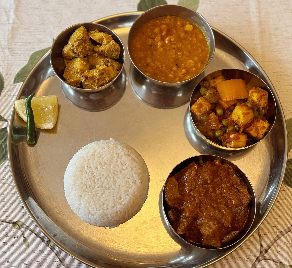 odissidancing's tweet photo. Sunday lunch- rice, kosha mangsho (lamb curry), dal tadka, kadai paneer, chicken tikka and of course lemon and chilli. This brings back beautiful memories of childhood of our extravagant delicious Sunday lunch cooked by my mum! ❤️ @amibanerjee1 https://t.co/rTX3nJFhkl