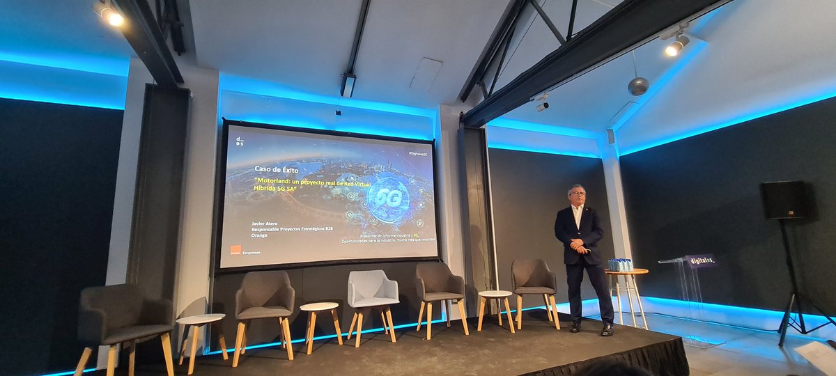 AsocDigitales's tweet photo. Javier Atero (@orange_es) presenta en #DigitalES5G el proyecto de Red privada con cobertura 5G desarrollado para Motorland, el circuito de velocidad de Aragón.

El reto era dotar del ultrabaja latencia a un centro que quiere convertirse en referente de la movilidad. https://t.co/TbkgfmPxQP