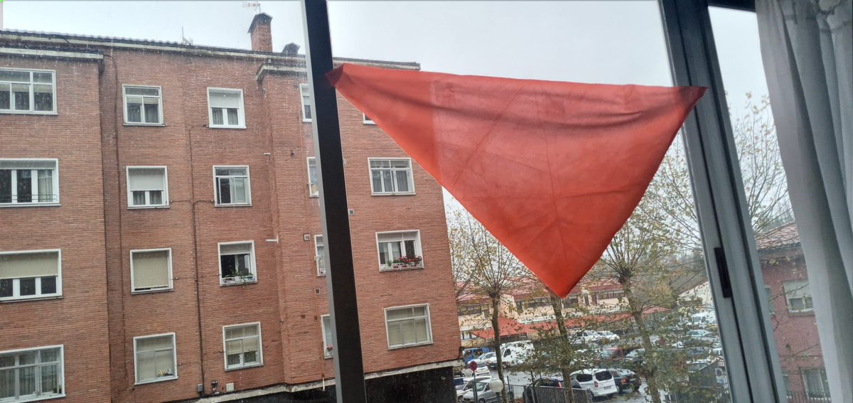 bizitzak's tweet photo. Etxeko eta zaintza langileak, etxeetatik, greba feminista orokorrarekin!

Trabajadoras de hogar y cuidados, desde las casas, con la huelga feminista general! https://t.co/gBsv5kzAs3