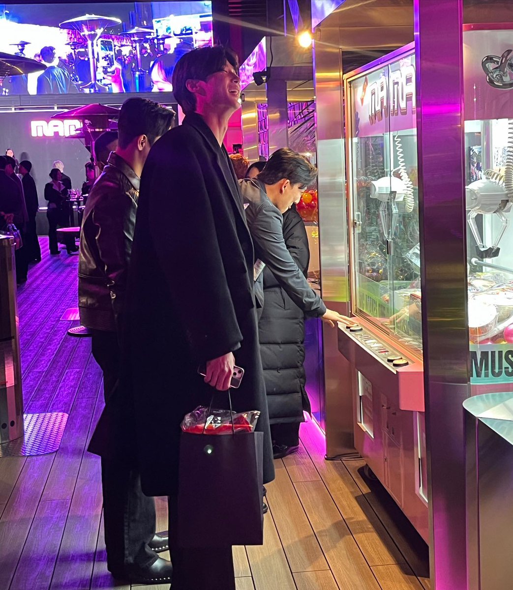 wooseokfiles's tweet photo. wooseok is standing among people in the room and once again he is the TALLEST in this pic i⏤😭 https://t.co/W65ldzhA2Z