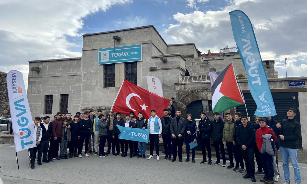 ibrahim_besinci's tweet photo. Vakur duruşu, cesur bakışı, hakikati haykırışıyla işte bizim lise gençliği!💪🏻
Her daim mazlum ve cesur Filistin halkının yanında!🇵🇸🇹🇷
#BeVoiceToGaza
#GazzeyeSesOl https://t.co/Vkyzk1xcrs
