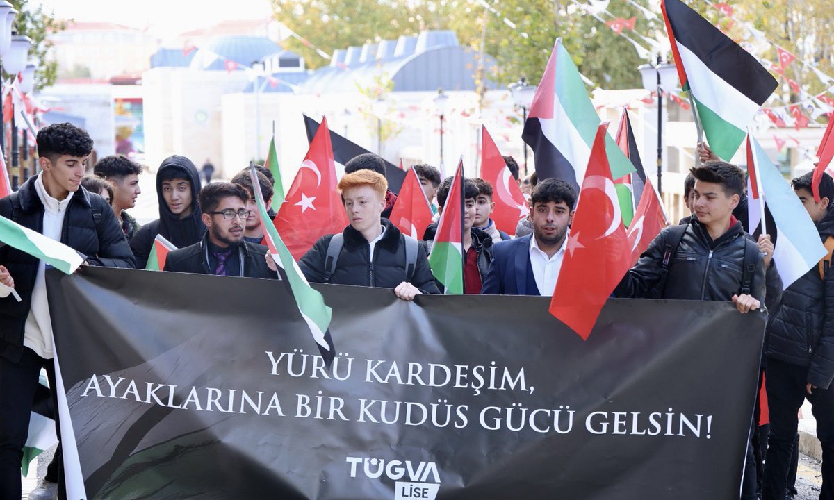 ibrahim_besinci's tweet photo. Vakur duruşu, cesur bakışı, hakikati haykırışıyla işte bizim lise gençliği!💪🏻
Her daim mazlum ve cesur Filistin halkının yanında!🇵🇸🇹🇷
#BeVoiceToGaza
#GazzeyeSesOl https://t.co/Vkyzk1xcrs