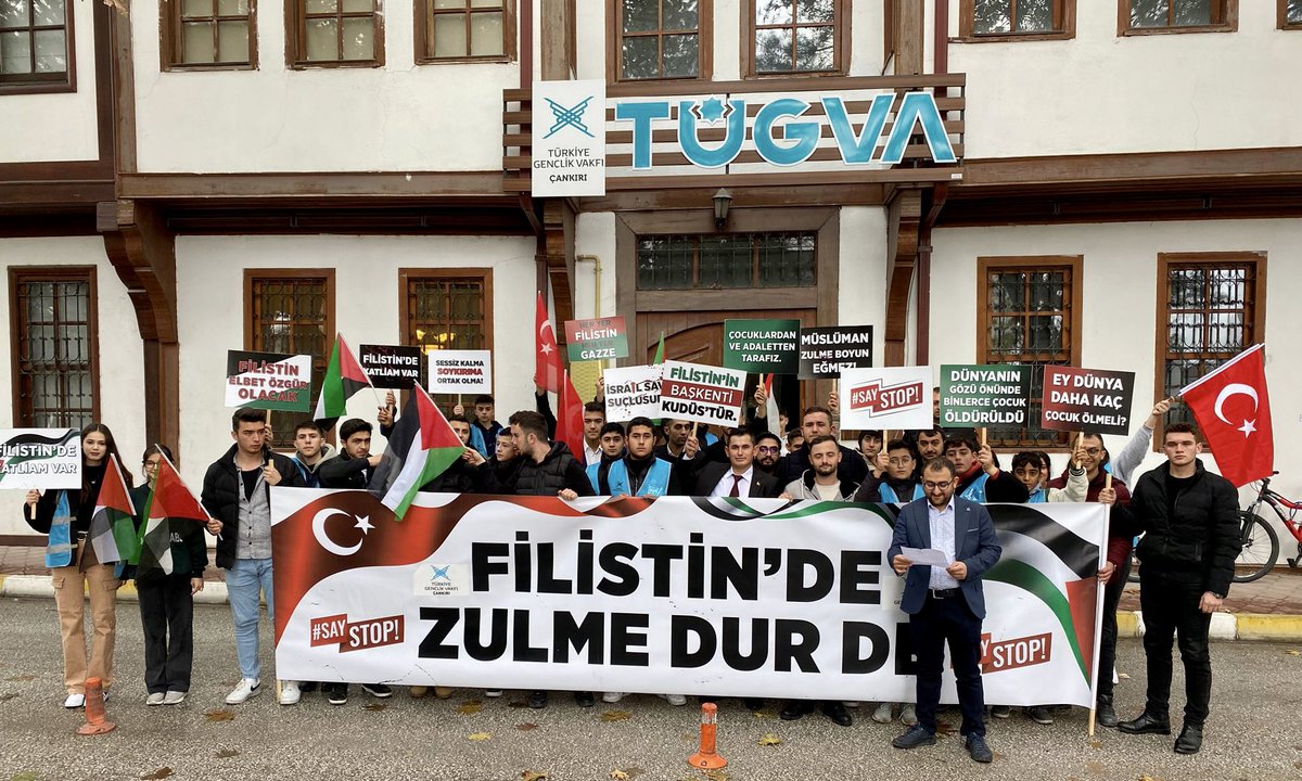 ibrahim_besinci's tweet photo. Vakur duruşu, cesur bakışı, hakikati haykırışıyla işte bizim lise gençliği!💪🏻
Her daim mazlum ve cesur Filistin halkının yanında!🇵🇸🇹🇷
#BeVoiceToGaza
#GazzeyeSesOl https://t.co/Vkyzk1xcrs