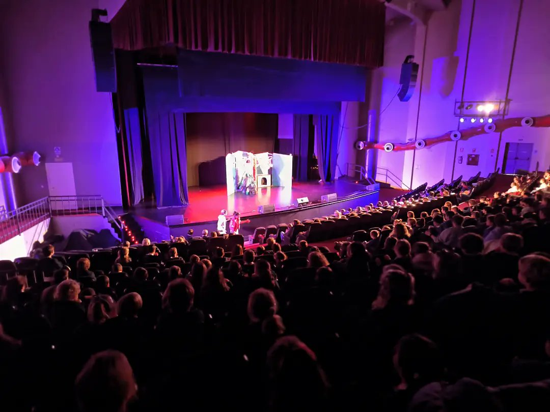 Los alumnos de primero de Primaria disfrutan de la representación de Hansel y Gretel con Hazteatring 🎭👏🏻
Lo están pasando en grande cantando y bailando ☺️🥳

#educar #educare #formandopersonas
