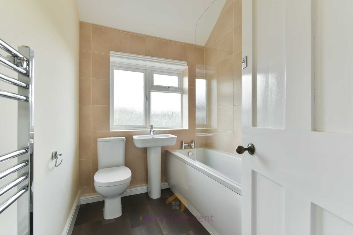PA_Lettings's tweet photo. Our *LETTING OF THE WEEK*

Salisbury Road, Banstead £2,500pcm

This well presented and excellently positioned semi-detached family home warrants immediate inspection to be fully appreciated.

💻Visit this link to see more: https://t.co/HwTxJn1n6Z 

#banstead #bansteadlettings https://t.co/2Yd85itwY8