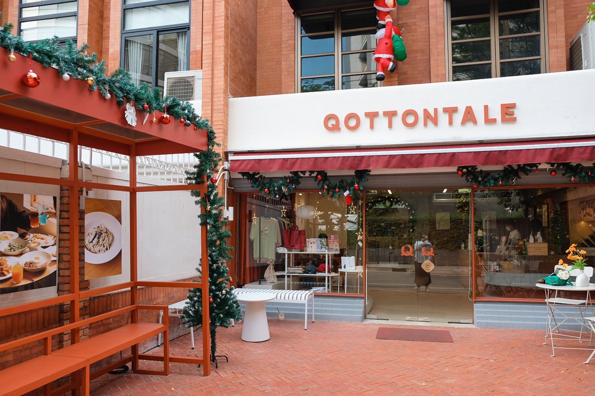 freelancecho's tweet photo. ใครที่กำลังมองหาคาเฟ่ Mood ดี เกาหลี แสงสวย ต้องมา 📍 Qottontale Cafe 

Christmas is calling 🎄 หนึ่งในคาเฟ่ที่จัดร้านได้น่ารัก เข้ากับธีมคริสต์มาส ก็ต้อง Qottontale Cafe ตัวคาเฟ่มีชั้นดาดฟ้า ให้ขึ้นไปถ่ายรูปด้วย สวยมาก

📍Soi RuamRudee (BTS  PhloenChit exit 4)
 @aroii https://t.co/VDfsYrkoDl