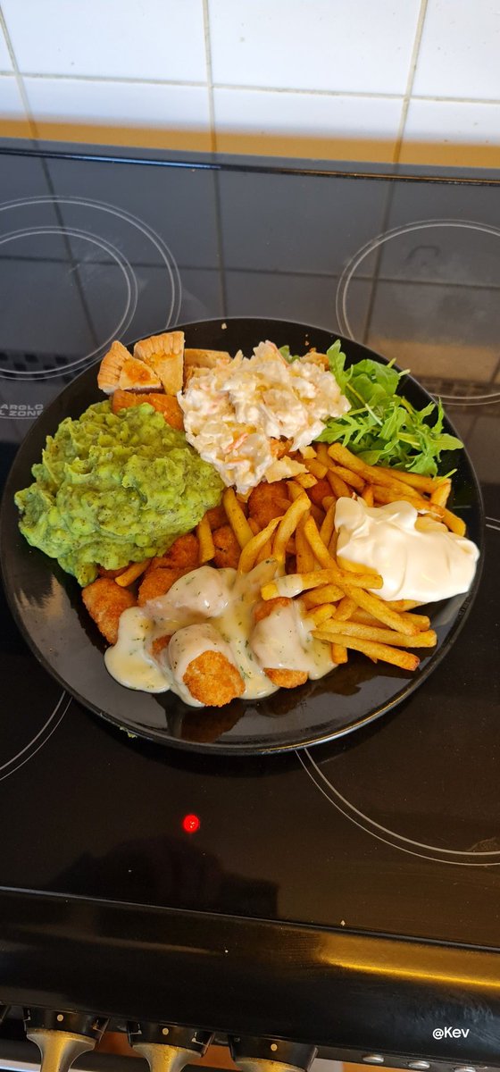 kevofyorkshire's tweet photo. #ratemyplate  Scampi bites with a dash of parsley sauce, Southern #French fries with minted mushy peas, a little wild #Rocket leafs. A portion of cheese #coleslaw &amp; a dolop of mayonnaise.  Oh and a sneaky #Porkpie https://t.co/X0tSnZpJF4