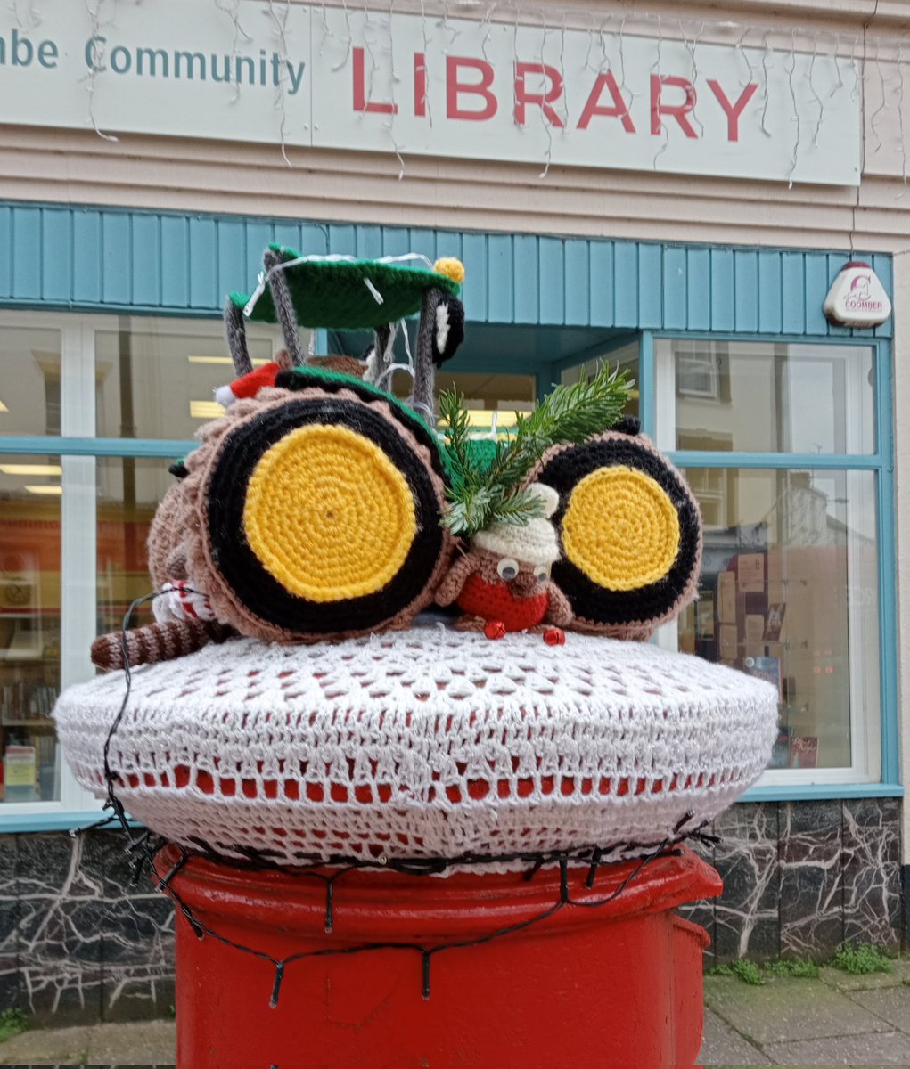 Wiveysqpostbox's tweet photo. Happy Christmas #rurallife #ukpostbox #royalmail #wiveliscombe #tractorlife #johndeere https://t.co/lp5eAZRzOv