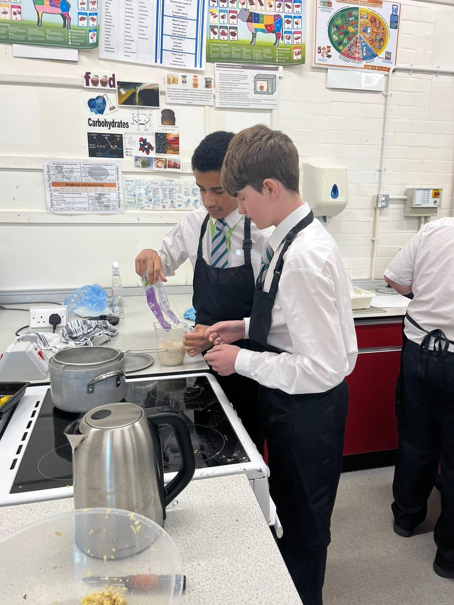 BayLeadershipAc's tweet image. As part of our #WinterGiftProgramme, yesterday our pupils prepared 300 meals to be distributed to our local food banks. Our pupils are proud to demonstrate their civic duty. Thanks to @AldiUK and @Morrisons for providing the ingredients.  🤩