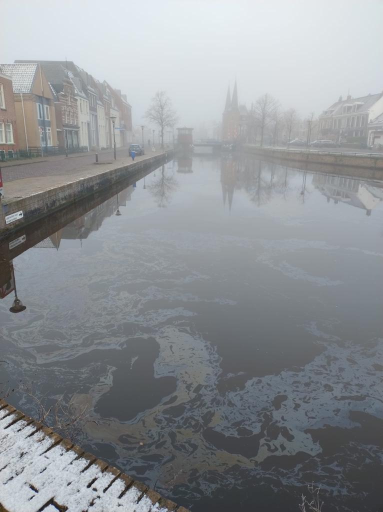 🛢️💦| Op dit moment ligt er olie in de stadsgracht van Sneek. We zijn druk bezig om dit op te lossen samen met de milieudiensten. Om de olie uit het water te halen, zullen schermen in het water worden geplaatst.