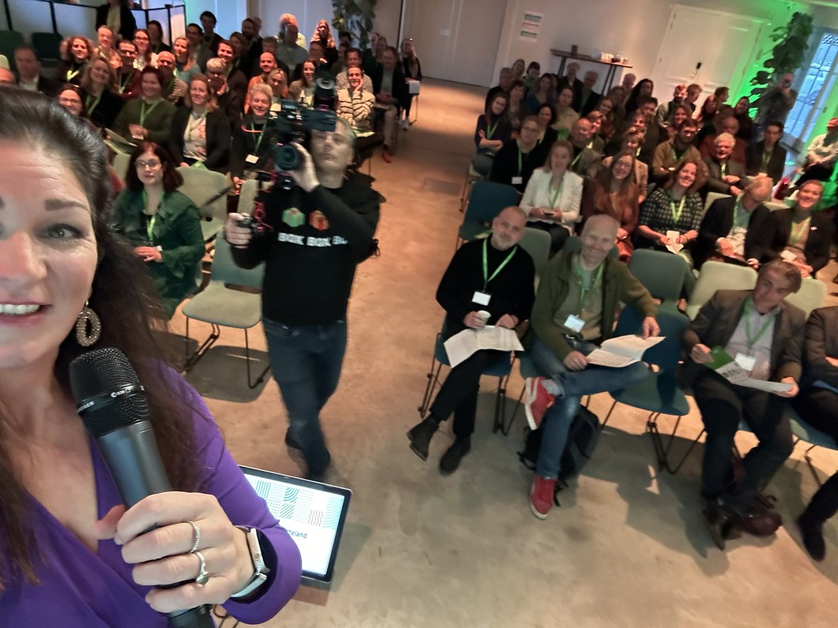 Op #werkplaatsnetwerkplatteland gaat het over leefbaarheid van ‘ons’ platteland. Belang en hoe te bereiken. Verschillende sprekers in de ochtend gehad, nu is het tijd om in kleine gezelschappen workshops volgen en ervaringen uitwisselen. Uw dagvoorzitter heeft een mooie dag 💜