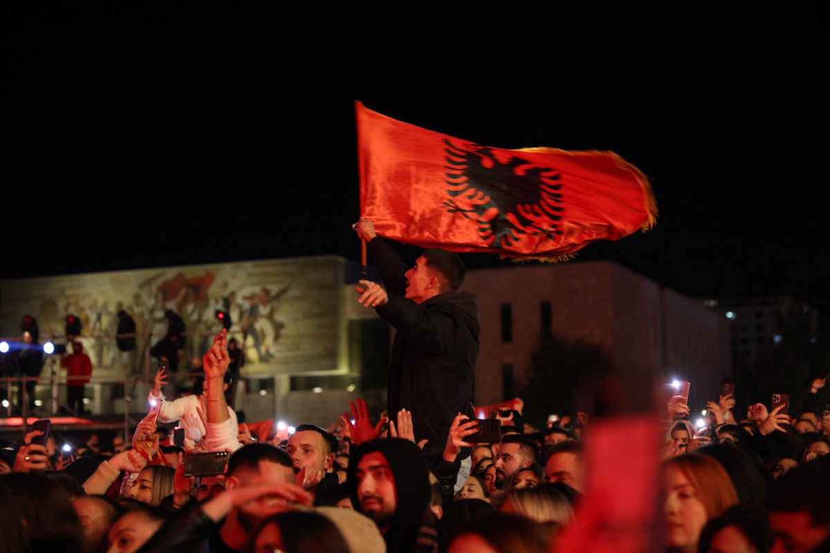 erionveliaj's tweet photo. FotoAlbumi 📸 nga super atmosfera 🎇 dhe energjia e mbrëmjes magjike 💫 të Natës së Bardhë në sheshin “Skënderbej”. 🤍🇦🇱 https://t.co/gPHGIYZMzS
