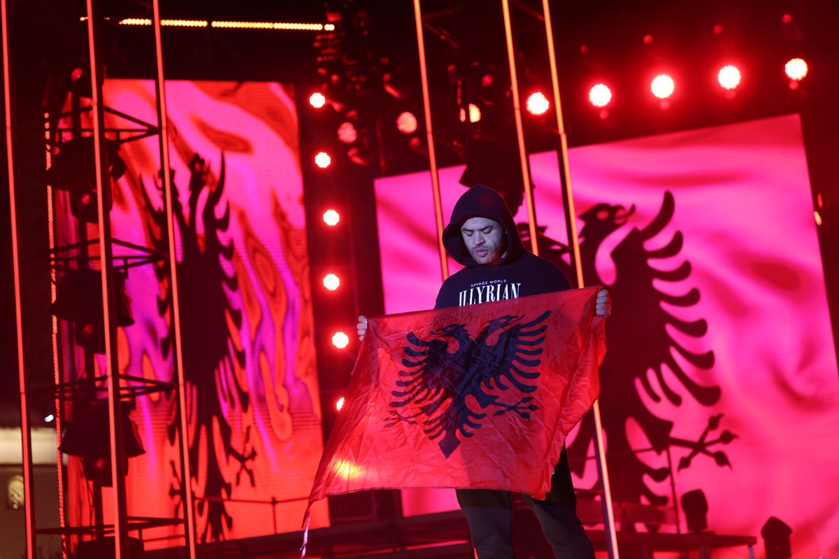 erionveliaj's tweet photo. FotoAlbumi 📸 nga super atmosfera 🎇 dhe energjia e mbrëmjes magjike 💫 të Natës së Bardhë në sheshin “Skënderbej”. 🤍🇦🇱 https://t.co/gPHGIYZMzS