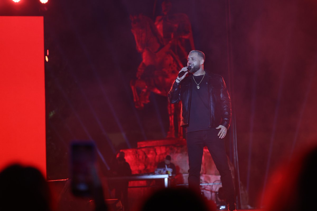erionveliaj's tweet photo. FotoAlbumi 📸 nga super atmosfera 🎇 dhe energjia e mbrëmjes magjike 💫 të Natës së Bardhë në sheshin “Skënderbej”. 🤍🇦🇱 https://t.co/gPHGIYZMzS