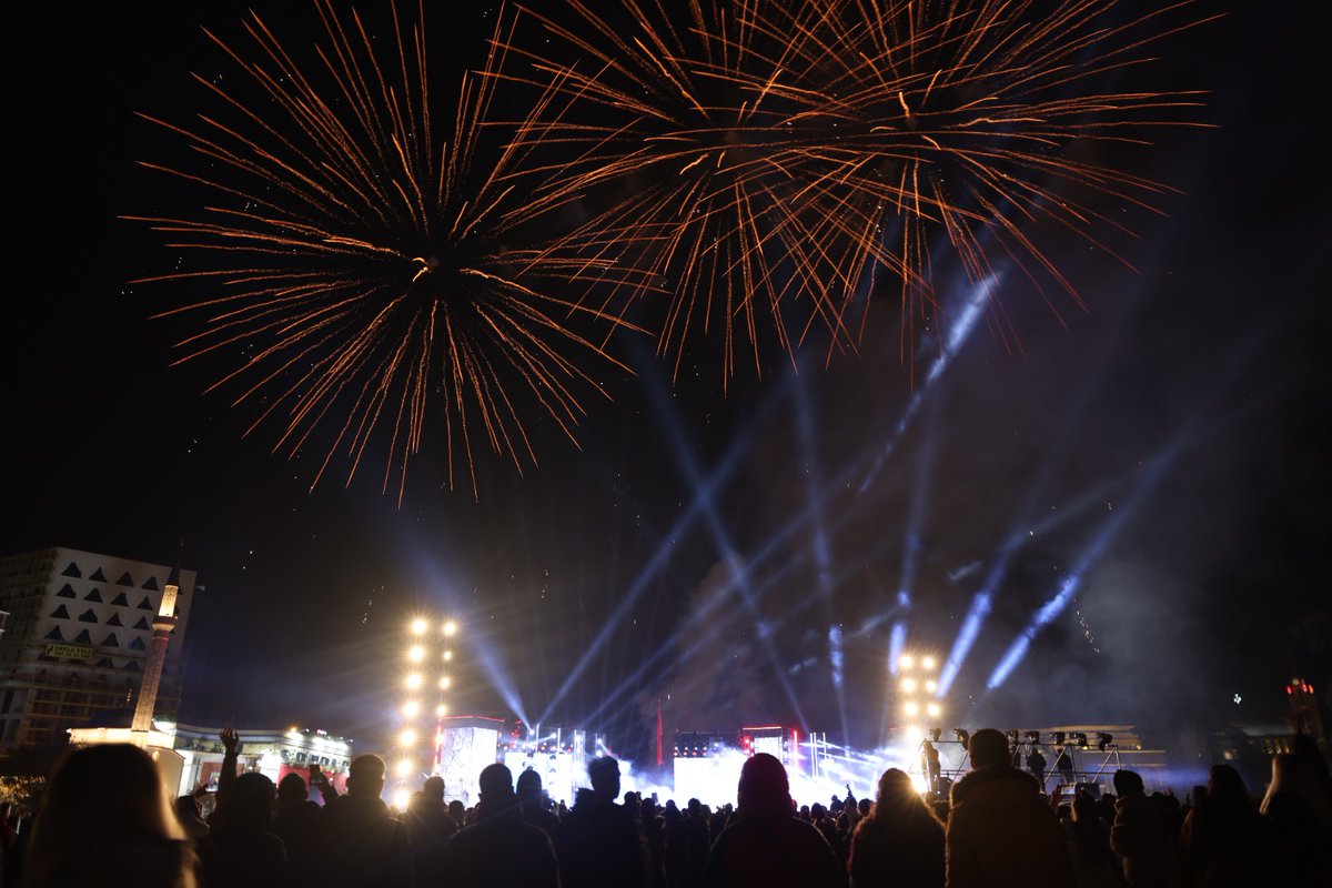 erionveliaj's tweet photo. FotoAlbumi 📸 nga super atmosfera 🎇 dhe energjia e mbrëmjes magjike 💫 të Natës së Bardhë në sheshin “Skënderbej”. 🤍🇦🇱 https://t.co/gPHGIYZMzS