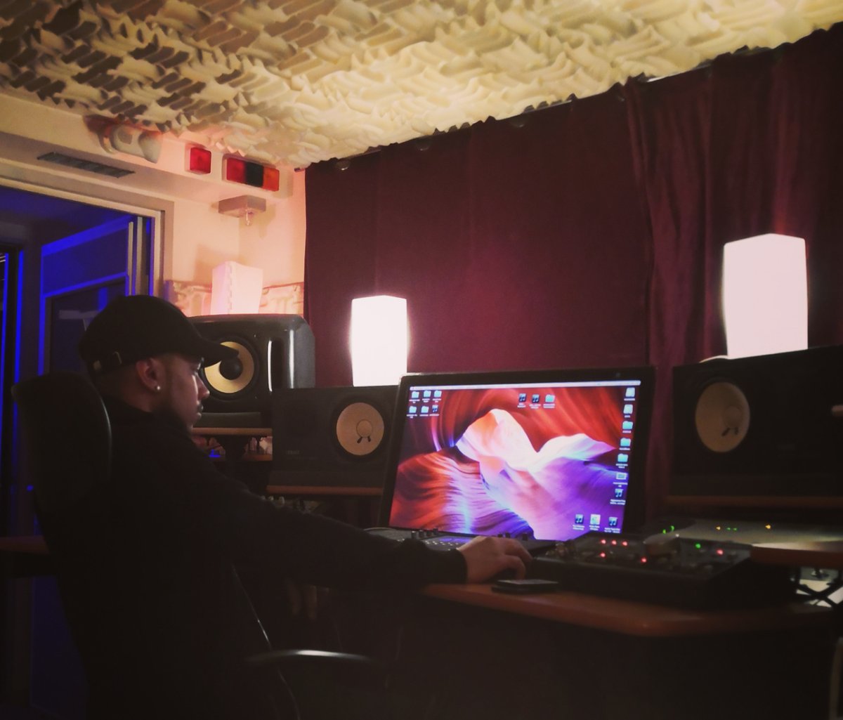 RMbeatmaker's tweet image. Des que les machines sont prêtes on lance le rec 🎙️🎚️

#mixengineer #mixage #studio #mastering #music #artist #beatmaker #beatmaking #rec #enregistrement #rmbeat #musicengineering