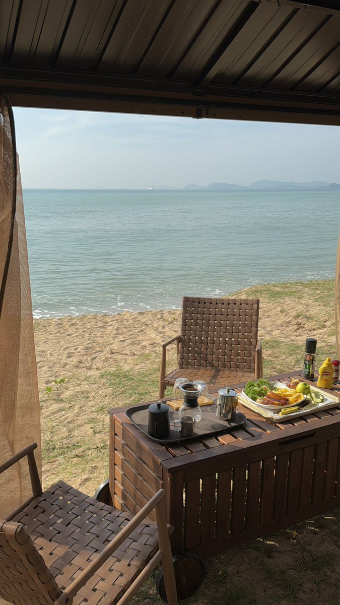 so__________m's tweet photo. Sterling Seastar สัตหีบ 

เพิ่งเคยลองมานอนรถบ้านริมทะเล  (จริงๆคือเบื่อการนอนรถบ้านแล้ว) แต่ดีเกินคาดเลย เดินออกจากห้องก็เจอหาดเลย แถมมีหลังเดียว private สุดๆ  ใหญ่ด้วย มีjacuzzi หน้าบ้าน แช่น้ำริมหาดไปเลย https://t.co/oZZJsxV4lA