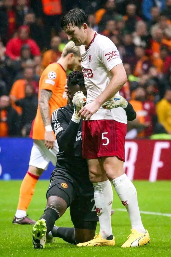 EbereCFC's tweet photo. Harry Maguire is a loving soul no jokes 🫡

You all remember when Onana was yelling at Maguire during a pre season game, when he made an error that nearly led to a goal. 

But now Maguire is the one comforting him after he made terrific errors that jeopardises their Champions League qualification 💔

You can make fun of Maguire, ridicule  mock him and strip him the armband but you can never take away the human in him 🫡 

He is a worthy leader 💙

Give Maguire his flowers 🌺