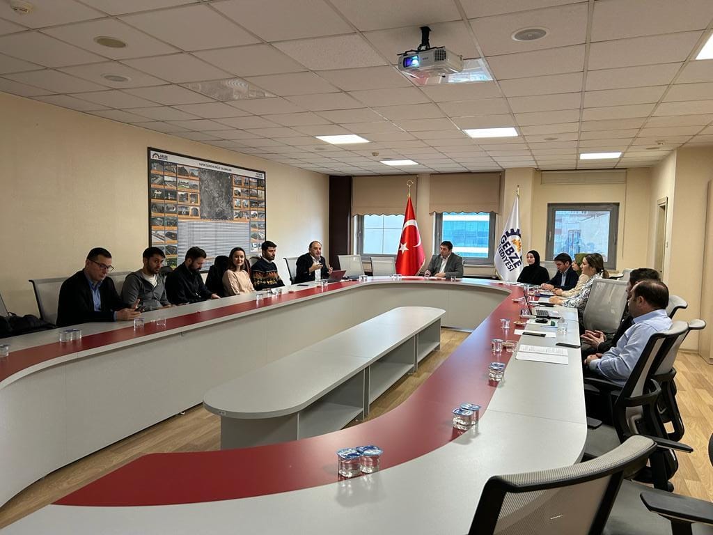 Gebze Belediyesi Ziyaret Edildi!

Enstitü Müdürü Prof. Dr. Arif Çağdaş Aydınoğlu, beraberindeki enstitü araştırmacılarıyla birlikte Gebze Belediyesi'ni ziyaret etti. Yapılan toplantıda Akıllı Şehir ve Ulaşım Teknolojileri alanında işbirliği için ilk adım atıldı.