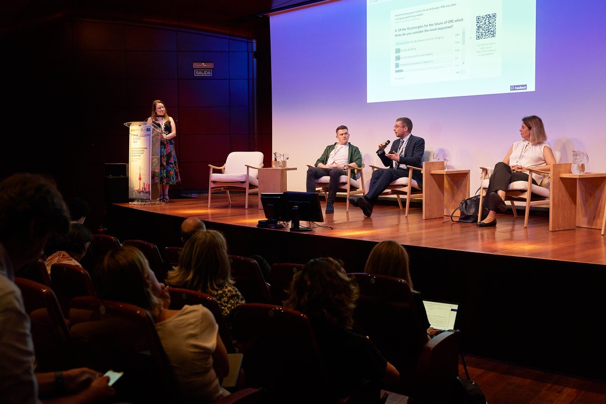 OpenResearch_EU's tweet image. Hear from
➡️ F1000&apos;s @samjohnhall
➡️ @OpenAIRE_eu
➡️ @Eurodoc
➡️ @EU_Commission 

on the implementation of open science in Europe and emerging publishing models from #OSFAIR2023 👇 

Our latest blog from Oleksandr Berezko, Eurodoc Advisory Board Member: spr.ly/6017uhqTv